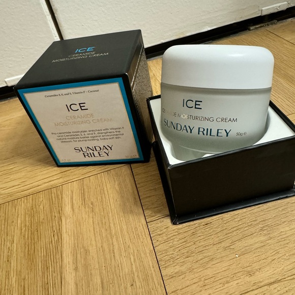 Sunday Riley ICE
CERAMIDE MOISTURIZING CREAM - Picture 4 of 6
